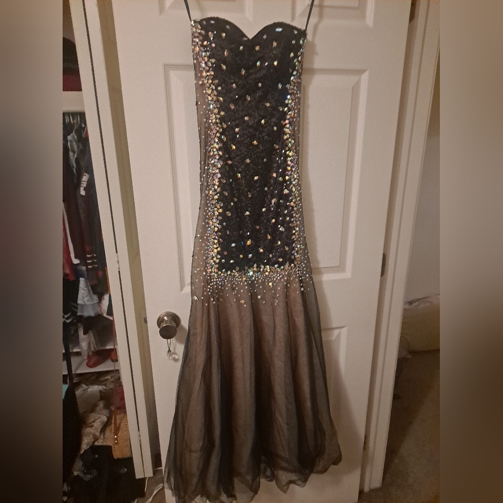 Prom Dress- mermaid fit and flare style Fiesta 33001 Hollywood glamor vibes